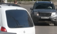 Авто едет по улице с односторонним движением.