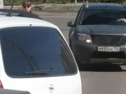Авто едет по улице с односторонним движением.