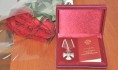 Награду вручили вдове погибшего.