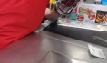У кассира в магазине украли мобильный.