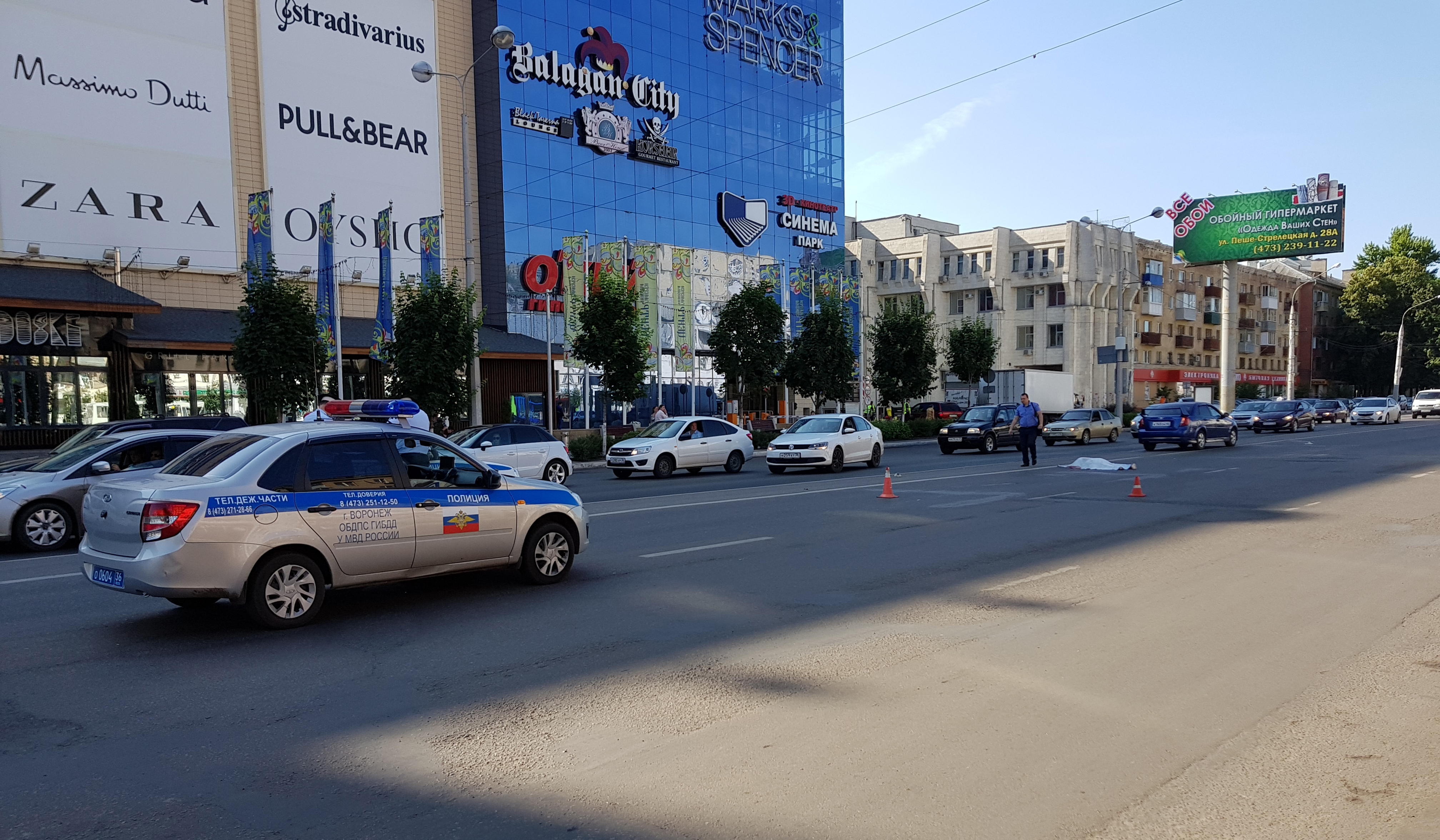 Возле воронежа. ДТП Воронеж у галереи Чижова. Галереи Чижова Воронеж машинки. Перекресток возле галереи Чижова. Аварии около галерея Чижова.