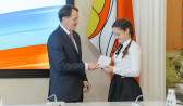 Алексей Гордеев вручил школьникам паспорта.