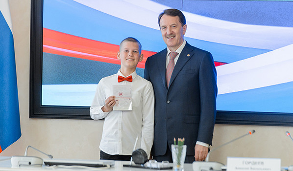 Алексей Гордеев вручил школьникам паспорта.