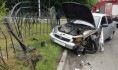 Автомобиль протаранил ограждение.