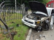 Автомобиль протаранил ограждение.