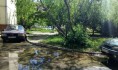 Двор многоэтажки заливает водой.