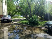 Двор многоэтажки заливает водой.