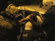 Спасатели помогли достать пострадавших, которых зажало в машине.