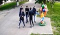 Парни избили фигуру мультгероя.