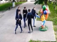 Парни избили фигуру мультгероя.