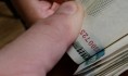 Молодой человек передал незнакомцу деньги.