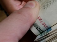 Молодой человек передал незнакомцу деньги.