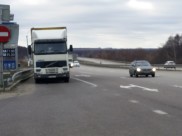 Мужчина похищал с трассы дорожные знаки.