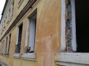 В городе сносят расселенные дома.