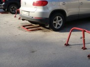 В Воронеже часто ставят столбики и ограждения, мешающие парковке.