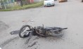 Паренек ехал на мопеде.