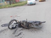 Паренек ехал на мопеде.