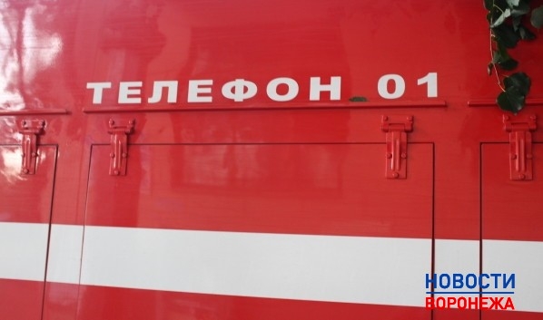 Горящие машины потушили спасатели.