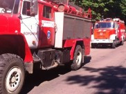 Огонь тушили несколько пожарных машин.