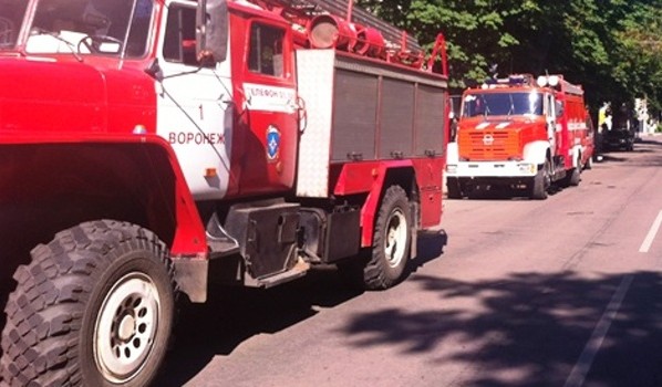 Огонь тушили несколько пожарных машин.
