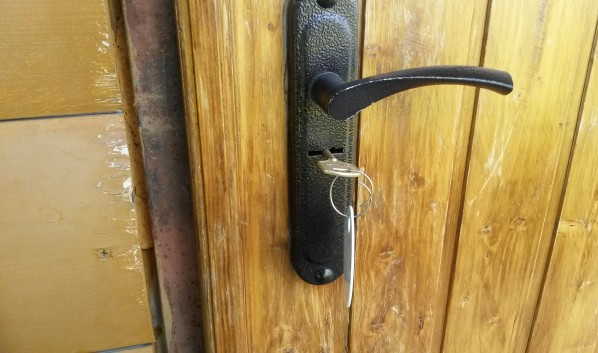 Ключ лежал под порогом.