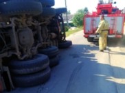 Грузовик опрокинулся в Боброве.