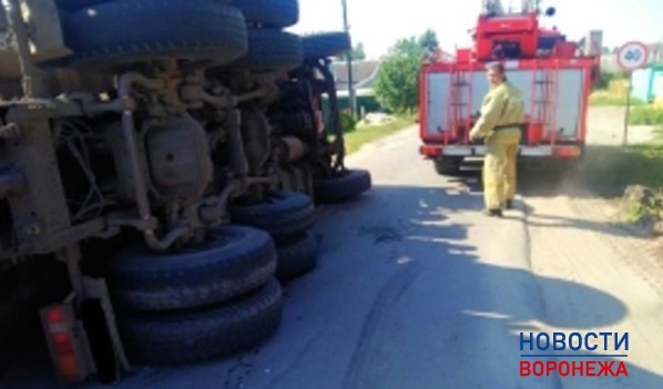 Грузовик опрокинулся в Боброве.