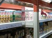 Мужчина хотел украсть сладости.