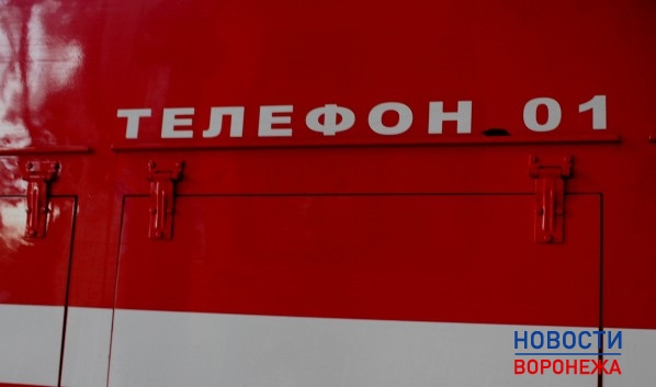 Тушили горевшую дверь.