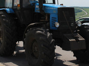 Мужчина угнал трактор.