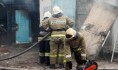 Спасатели тушили горевшие гаражи.