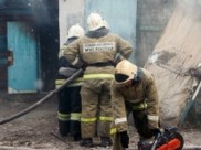 Спасатели тушили горевшие гаражи.