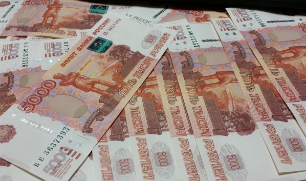 Режиссера подозревают в мошенничестве на миллионы рублей.
