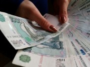 Женщина похитила деньги под видом зарплаты.
