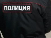 Полицейские нашли девочку на берегу реки.