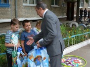 Депутат Николай Образцов на празднике двора.