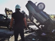 Автомобиль опрокинулся после столкновения.