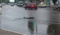 На дороге вновь большая яма.