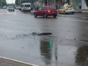 На дороге вновь большая яма.