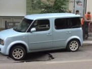 Под авто провалился асфальт.