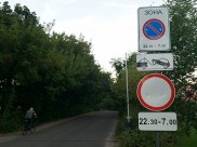 Запретили въезд на парковку парка.