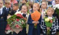 Депутаты поздравили школьников.