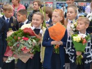Депутаты поздравили школьников.