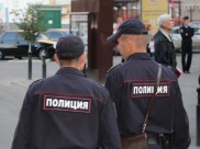 Полицейские обратили внимание на подростка с пивом.