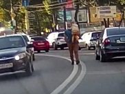 Мужчина шел с ребенком на руках.