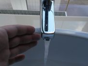 Неизвестные люди под видом коммунальщиков проверяют качество воды.