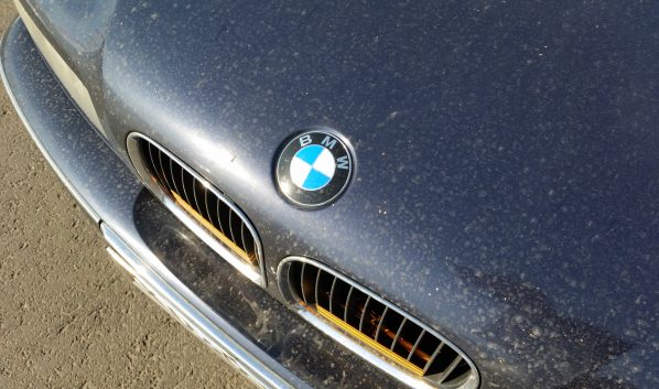 Водитель BMW X5 нередко нарушает ПДД.