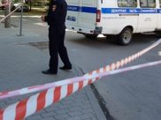 Оцепили здание школ.