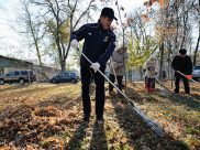 Губернатор принимает активное участие в субботниках.