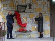 В гимназии открыли мемориальную доску.